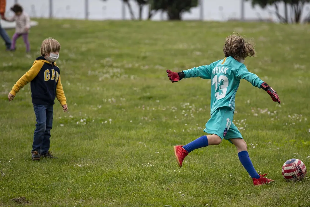 DAVID S. BUSTAMANTE 24/04/2020 SANTANDER/ CANTABRIA Los ni&ntilde;os menores de 14 a&ntilde;os pueden salir a la calle acompa&ntilde;ados de un adulto tras el confinamiento por el Estado de Alarma decretado por el Coronavirus Covid-19. 