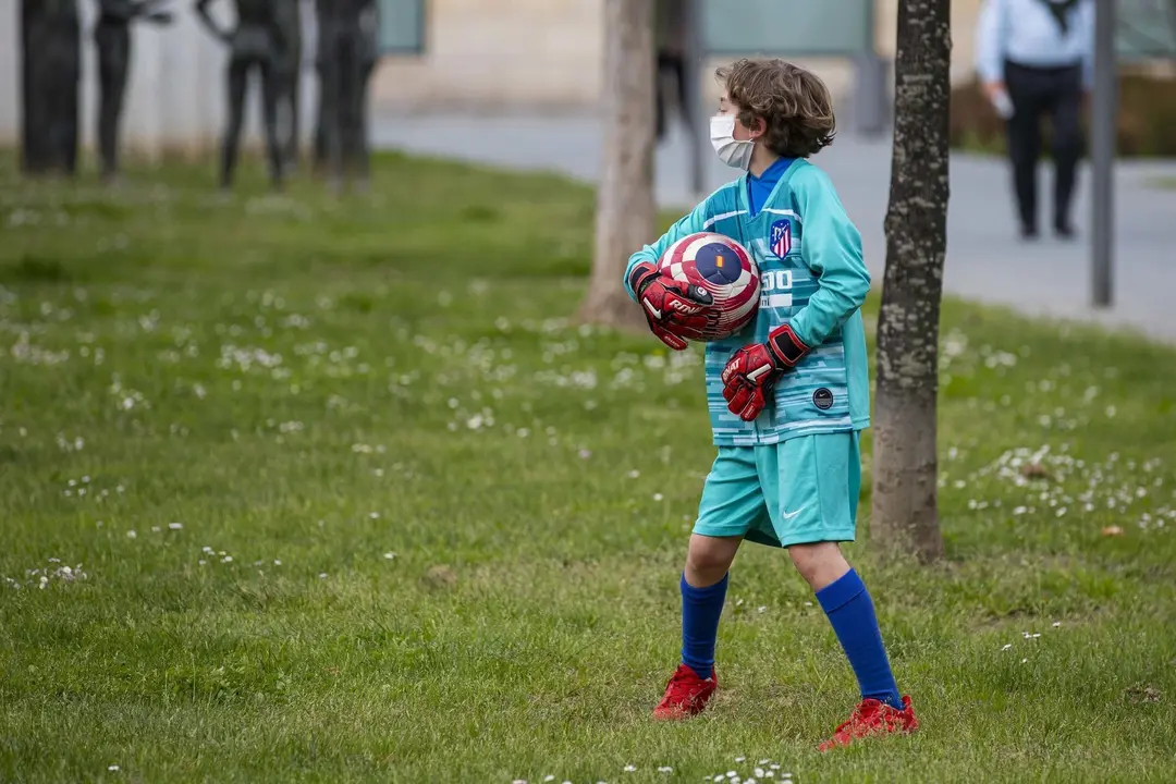 DAVID S. BUSTAMANTE 24/04/2020 SANTANDER/ CANTABRIA Los ni&ntilde;os menores de 14 a&ntilde;os pueden salir a la calle acompa&ntilde;ados de un adulto tras el confinamiento por el Estado de Alarma decretado por el Coronavirus Covid-19. 