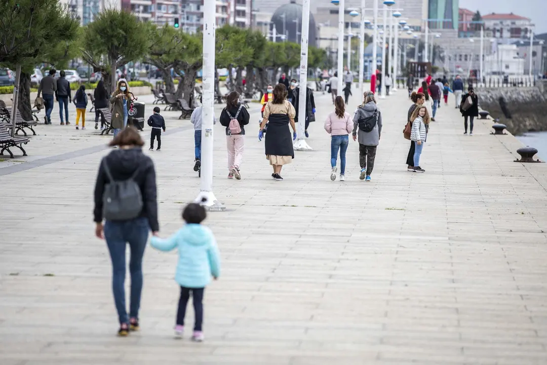 DAVID S. BUSTAMANTE 24/04/2020 SANTANDER/ CANTABRIA Los ni&ntilde;os menores de 14 a&ntilde;os pueden salir a la calle acompa&ntilde;ados de un adulto tras el confinamiento por el Estado de Alarma decretado por el Coronavirus Covid-19. 