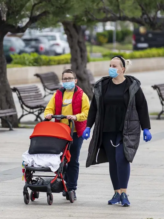 DAVID S. BUSTAMANTE 24/04/2020 SANTANDER/ CANTABRIA Los ni&ntilde;os menores de 14 a&ntilde;os pueden salir a la calle acompa&ntilde;ados de un adulto tras el confinamiento por el Estado de Alarma decretado por el Coronavirus Covid-19. 