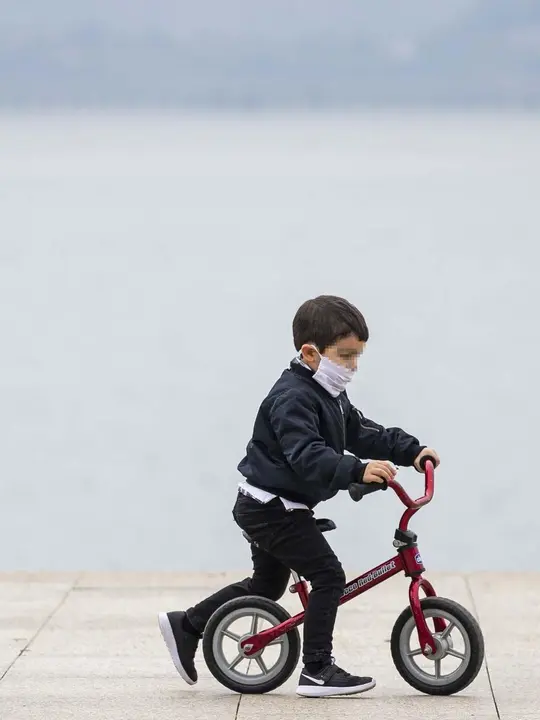DAVID S. BUSTAMANTE 24/04/2020 SANTANDER/ CANTABRIA Los ni&ntilde;os menores de 14 a&ntilde;os pueden salir a la calle acompa&ntilde;ados de un adulto tras el confinamiento por el Estado de Alarma decretado por el Coronavirus Covid-19. 