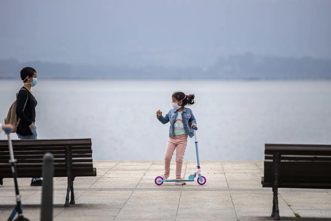 DAVID S. BUSTAMANTE 24/04/2020 SANTANDER/ CANTABRIA Los ni&ntilde;os menores de 14 a&ntilde;os pueden salir a la calle acompa&ntilde;ados de un adulto tras el confinamiento por el Estado de Alarma decretado por el Coronavirus Covid-19. 