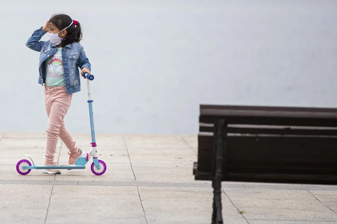 DAVID S. BUSTAMANTE 24/04/2020 SANTANDER/ CANTABRIA Los ni&ntilde;os menores de 14 a&ntilde;os pueden salir a la calle acompa&ntilde;ados de un adulto tras el confinamiento por el Estado de Alarma decretado por el Coronavirus Covid-19. 