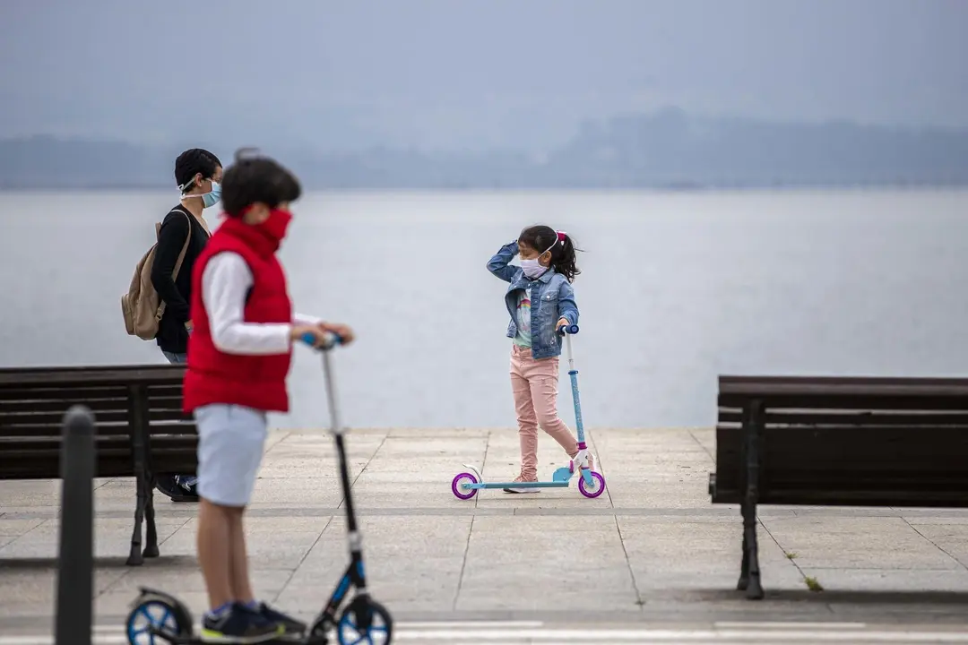 DAVID S. BUSTAMANTE 24/04/2020 SANTANDER/ CANTABRIA Los ni&ntilde;os menores de 14 a&ntilde;os pueden salir a la calle acompa&ntilde;ados de un adulto tras el confinamiento por el Estado de Alarma decretado por el Coronavirus Covid-19.