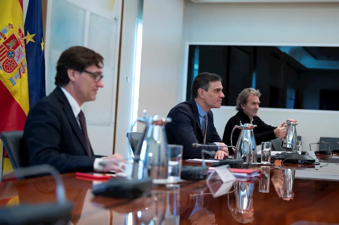 El ministro de Sanidad, Salvador Illa; el presidente del Gobierno, Pedro S&aacute;nchez; y el director del Centro de Coordinaci&oacute;n de Alertas y Emergencias Sanitarias del Ministerio de Sanidad, Fernando Sim&oacute;n; se re&uacute;nen con el Comit&eacute; Cient&iacute;fico del Covid-19.