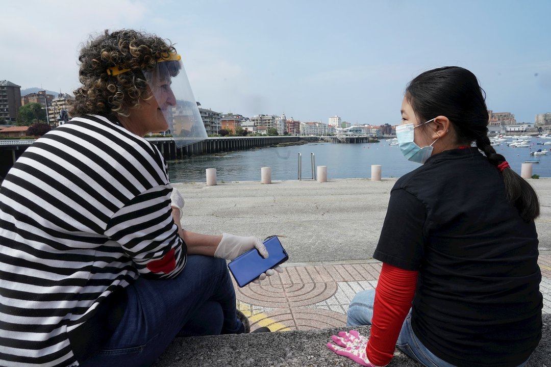 Una mujer con una menor de 14 años en la calle en Castro Urdiales 