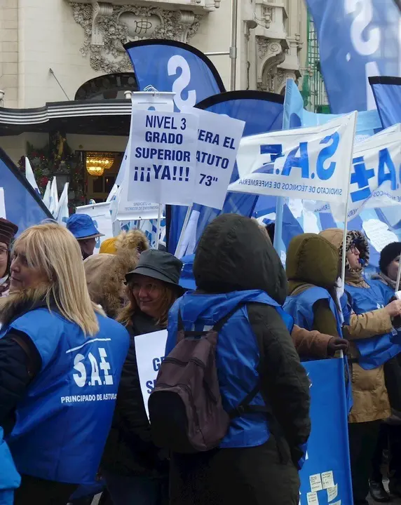 El Sindicato de T&eacute;cnicos de Enfermer&iacute;a (SAE) se manifiesta frente al Congreso con motivo de la presentaci&oacute;n de la PNL en 2018 para que se les reconozca un mayor nivel profesional