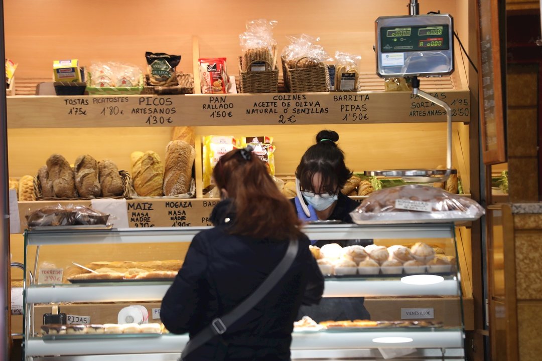 Una mujer compra en una panadería