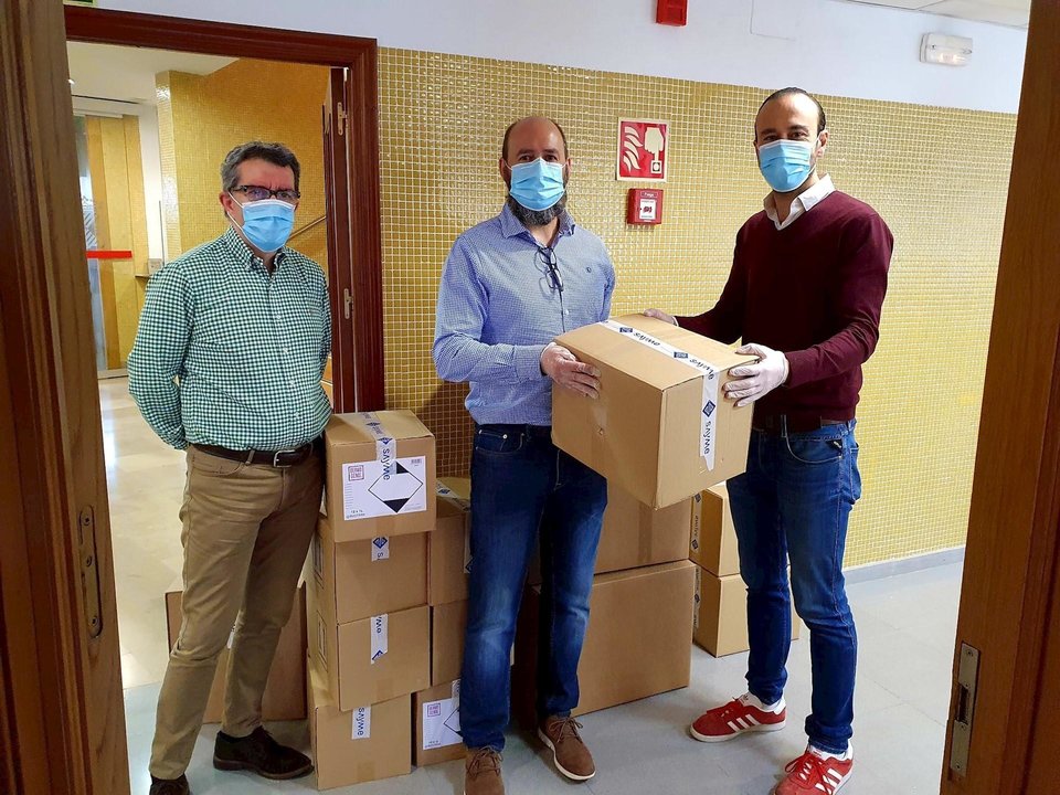 Torrelavega recibe material de protección donado por la empresa cántabra SAYME