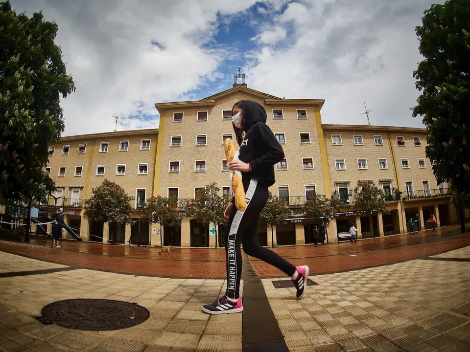 Una ni&ntilde;a regresa a su casa despu&eacute;s de comprar pan, en Pamplona, Navarra, Espa&ntilde;a, a 27 de abril de 2020.