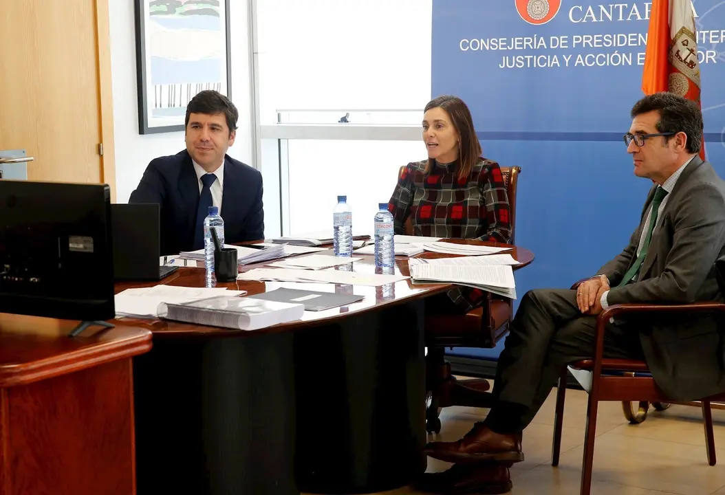 La consejera de Justicia, Paula Fern&aacute;ndez Via&ntilde;a, mantiene una reuni&oacute;n con los decanos del Colegio de Abogados, Andr&eacute;s de Diego, y de Procuradores, Rosaura D&iacute;az, para abordar el plan de choque regional en la Administraci&oacute;n de Justicia