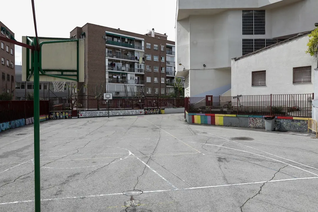 Patio de un colegio cerrado en Madrid por la pandemia del coronavirus.