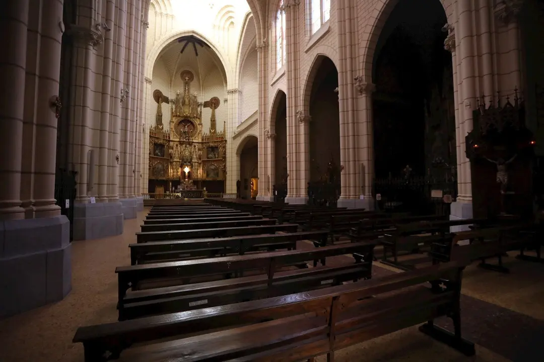 Interior de la Parroquia de Santa Cruz que tiene las puertas abiertas pero la celebraci&oacute;n de las misas est&aacute;n suspendidas para evitar las aglomeraciones y controlar as&iacute; la expansi&oacute;n del Covid-19. En Madrid, (Espa&ntilde;a), a 28 de abril de 2020.