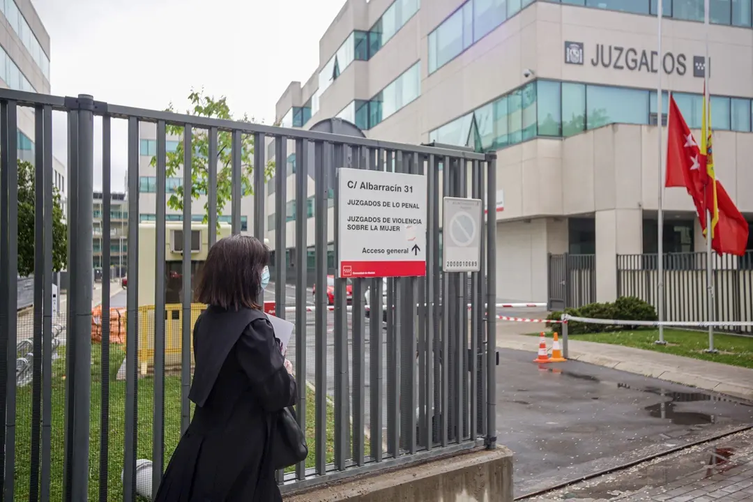 Una abogada vestida con toga y mascarilla entra a los Juzgados de lo Penal, Juzgados de Violencia sobre la mujer