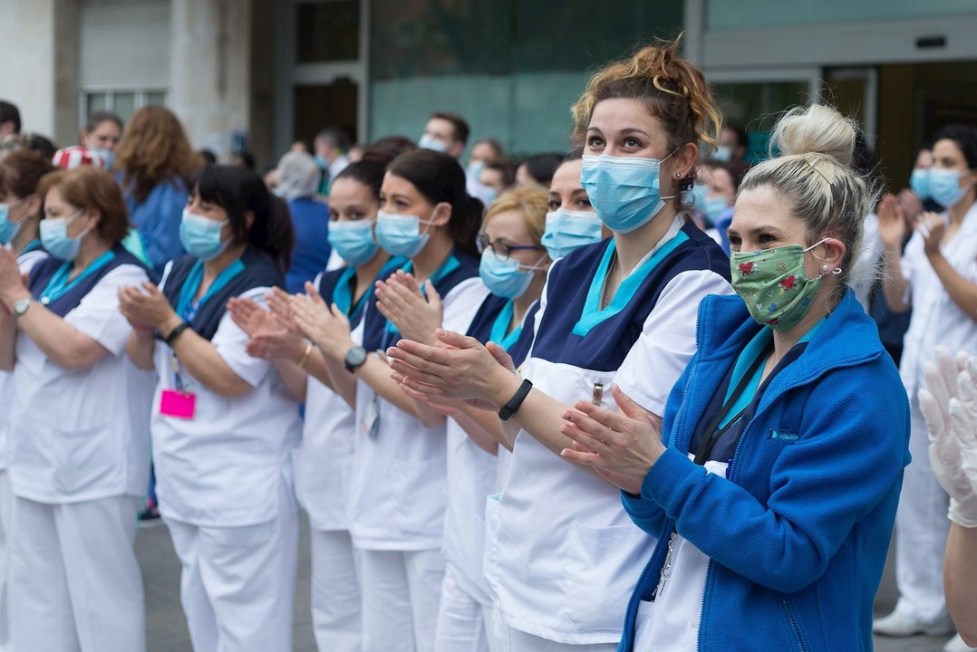 Varios sanitarios aplauden en agradecimiento por el homenaje a los Sanitarios del Hospital Fundación Jiménez Díaz durante la pandemia de Covid-19 en Abril 21, 2020 in Madrid, España