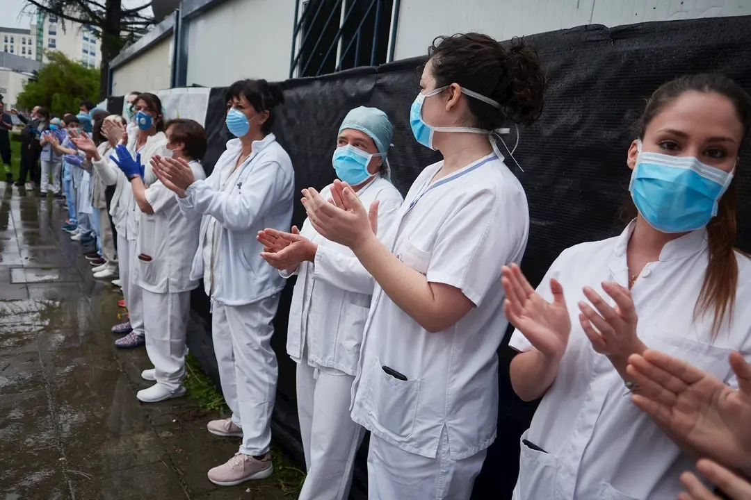 Varios sanitarios agradecen los aplausos durante el homenaje recibido por los trabajadores del transporte p&uacute;blico en el Hospital de Navarra durante el confinamiento por el coronavirus. En Pamplona, Navarra (Espa&ntilde;a) a 11 de abril de 2020.
