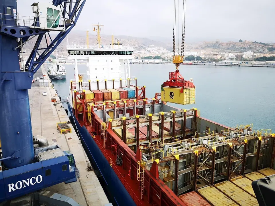 Carga de contenedores en el buque Mistral