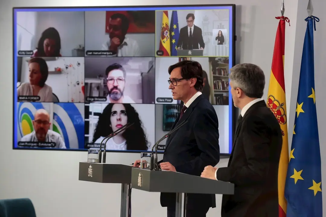 (I-D) El ministro de Sanidad, Salvador Illa; y el ministro del Interior, Fernando Grande-Marlaska, durante una rueda de prensa para explicar las &uacute;ltimas medidas frente al coronavirus, en Madrid (Espa&ntilde;a) a 27 de abril de 2020.