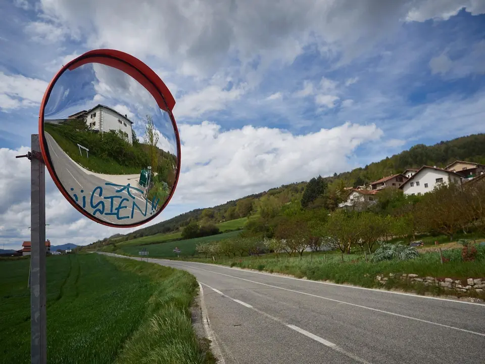 Carretera vac&iacute;a en el Valle de Ezcabarte durante el d&iacute;a 33 del Estado de Alarma, en Ezcabarte (Navarra)