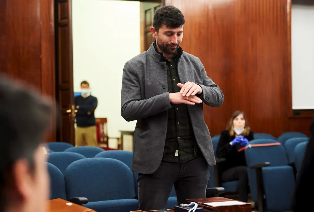 El socialista Alberto Torres en su toma de posesi&oacute;n como concejal de Santander, convirti&eacute;ndose as&iacute; en el primer cargo p&uacute;blico sordo de Espa&ntilde;a usuario de lengua de signos.