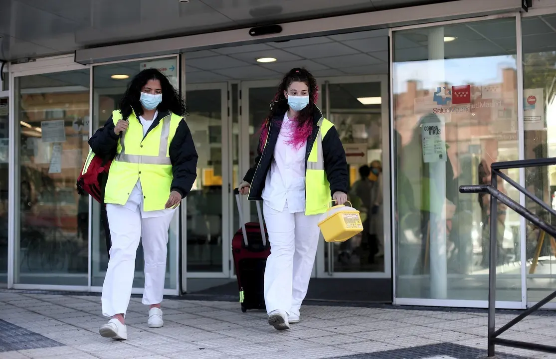 La t&eacute;cnico sanitario Desir&eacute; Le&oacute;n (d) y la enfermera Vanessa Bonivento (i) salen del Centro de Salud Cerro del Aire en Majadahonda (Madrid) para realizar estudios de seroprevalencia en domicilios. En Majadahonda, Madrid, (Espa&ntilde;a), a 30 de abril de 2020.
