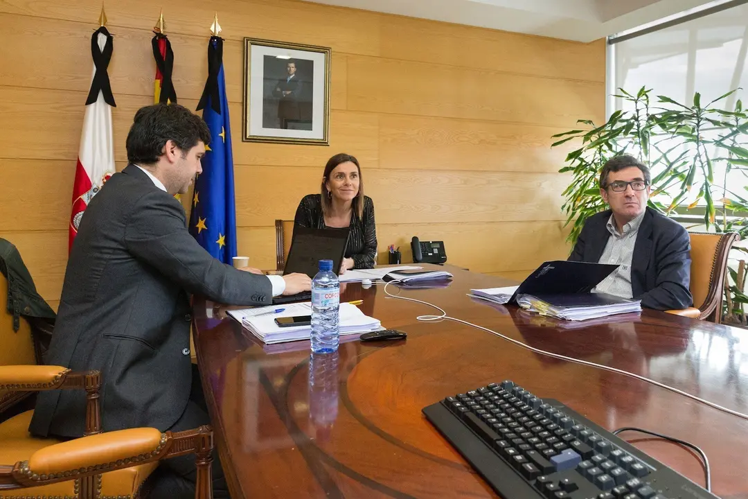 La consejera de Justicia, Paula Fern&aacute;ndez, y miembros de su equipo mantienen una reuni&oacute;n telem&aacute;tica con representantes de los sindicatos de Justicia