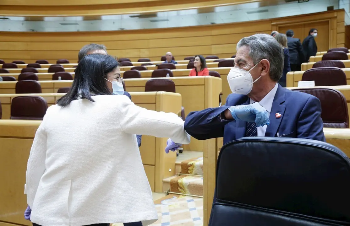 Revilla y Darias, con mascarilla, se saludan con el codo en la comisi&oacute;n del coronavirus en el Senado