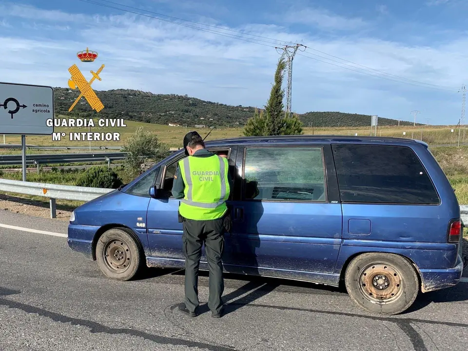 Un agente de la Guardia Civil en un control de tr&aacute;fico.