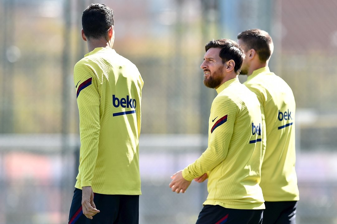 Leo Messi junto a Busquets antes de un entrenamiento del FC Barcelona