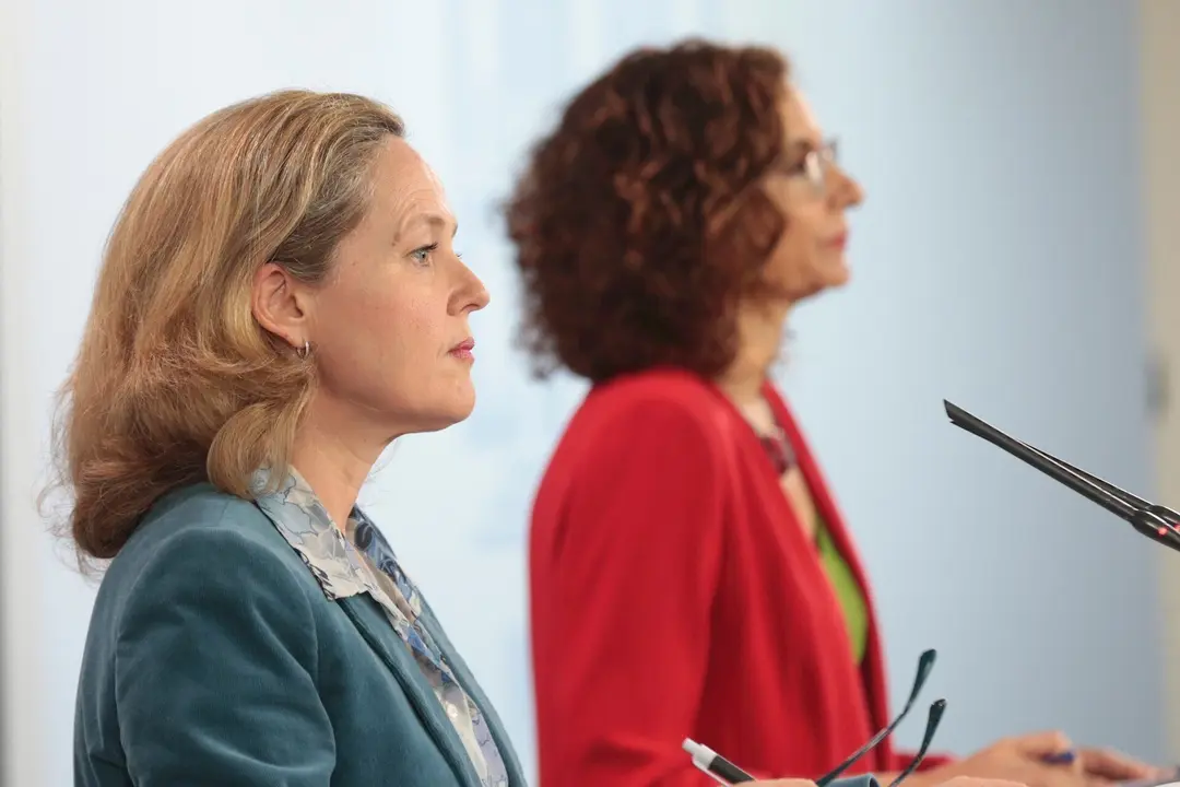 La ministra de Asuntos Econ&oacute;micos y de Transformaci&oacute;n Digital de Espa&ntilde;a, Nadia Calvi&ntilde;o, y la Ministra de Hacienda y portavoz del Gobierno, Mar&iacute;a Jes&uacute;s Montero.