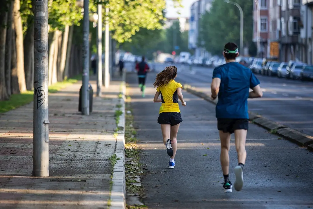 Un hombre y una mujer corren en el primer d&iacute;a en el que se permite salir a la calle en ciertas franjas horarias a hacer deporte, en &Aacute;lava (Vitoria/Pa&iacute;s Vasco/Espa&ntilde;a) a 2 de mayo de 2020.