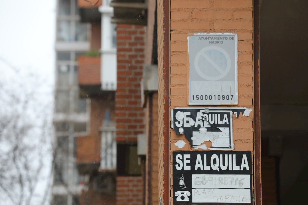 Varios carteles de 'Se Alquila' en la pared de un edificio.
