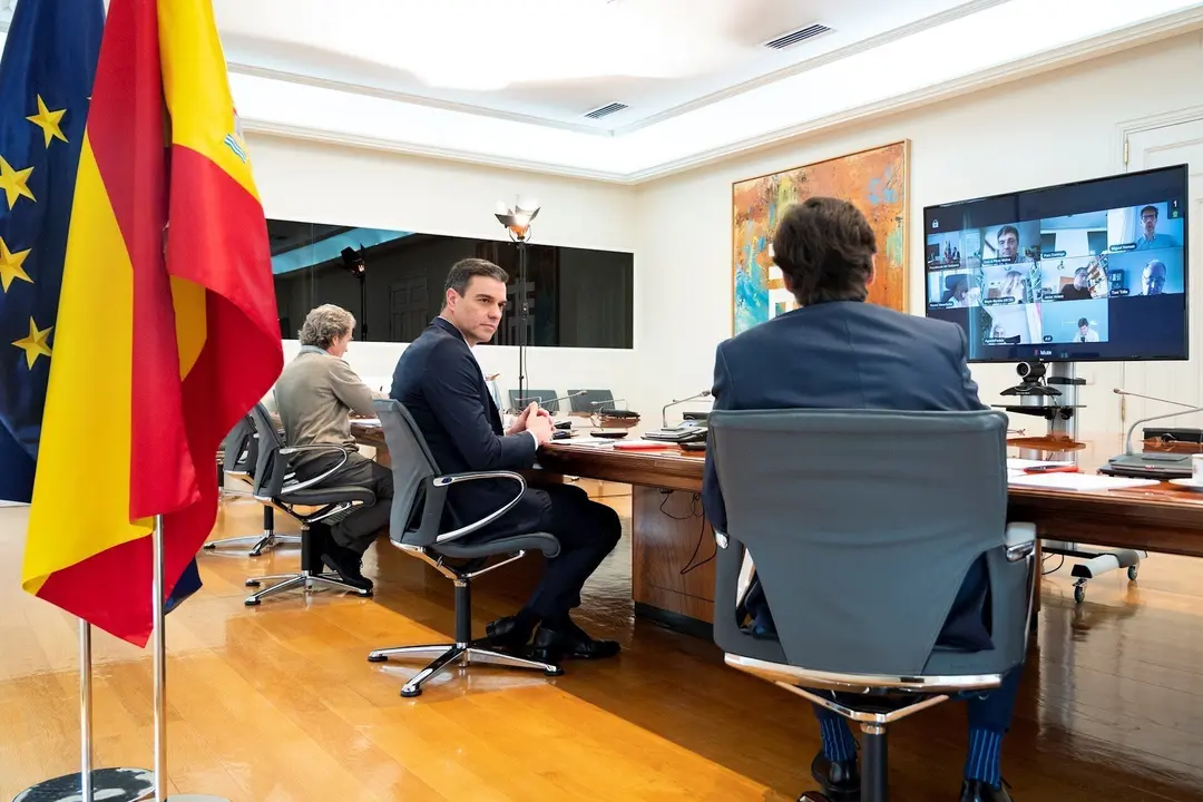 El director del Centro de Coordinaci&oacute;n de Alertas y Emergencias Sanitarias, Fernando Sim&oacute;n (1i), el presidente del Gobierno, Pedro S&aacute;nchez, (2i) y el ministro de Sanidad, Salvador Illa 