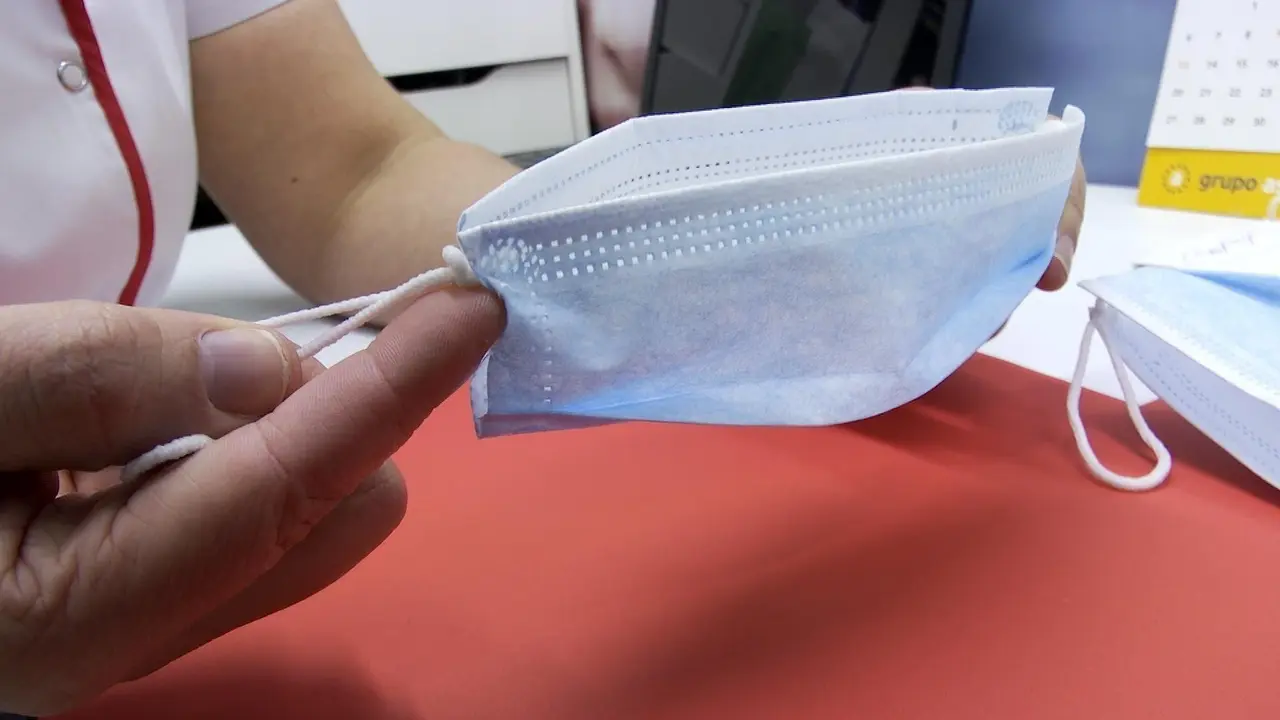 Sonia S&aacute;ez de Buruaga, presidenta de la delegaci&oacute;n de Euskadi de la Sociedad Espa&ntilde;ola de Farmacia Familiar y Comunitaria (SEFAC), ha explicado en una tutorial c&oacute;mo se puede adaptar una mascarilla de adulto para poder ser utilizada por un menor.