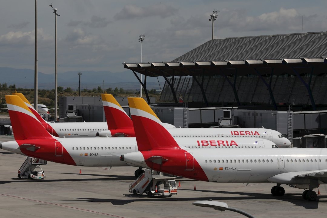 Varios aviones de Iberia aparcados en el Aeropuerto de Madrid-Barajas Adolfo Suárez en el día 46 del Estado de Alarma
