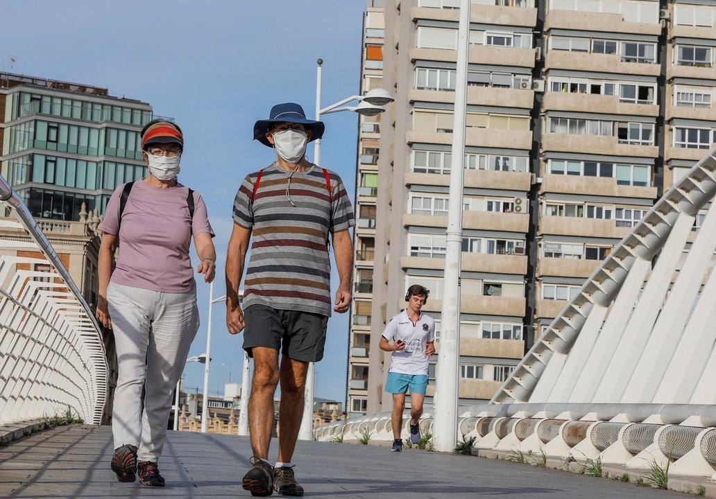 Personas paseando en el primer día de salida en Valencia tras 48 días en casa por el coronavirus