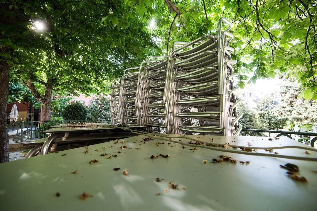 Terraza cerrada en la Plaza San Lorenzo de San Lorenzo de El Escorial, durante el d&iacute;a 47 del estado de alarma, en San Lorenzo del Escorial/Madrid (Espa&ntilde;a) a 30 de abril de 2020.