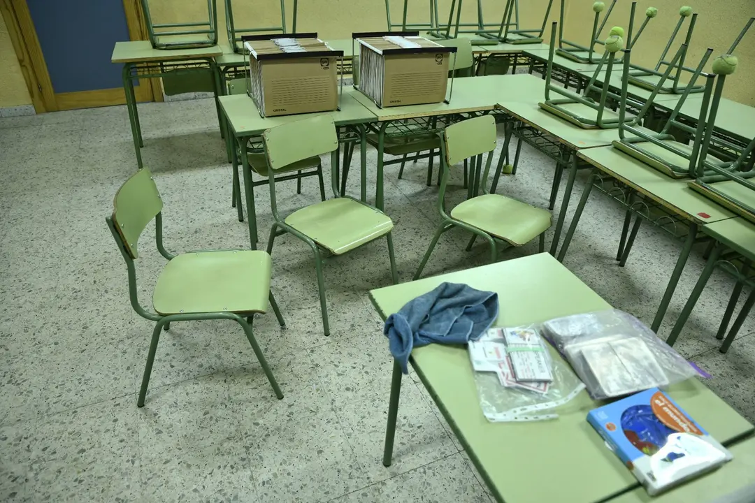 Sillas y mesas en un aula de un colegio. Archivo