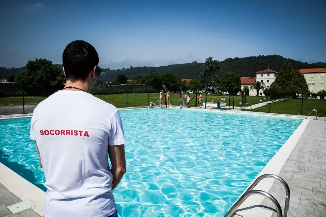 Piscina de Sol&oacute;rzano con socorrista