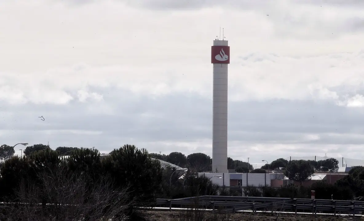 Logo del Banco Santander en lo alto de una construcci&oacute;n en la entrada a la Ciudad Financiera del Grupo Santander cerca de la localidad madrile&ntilde;a de Boadilla del Monte.