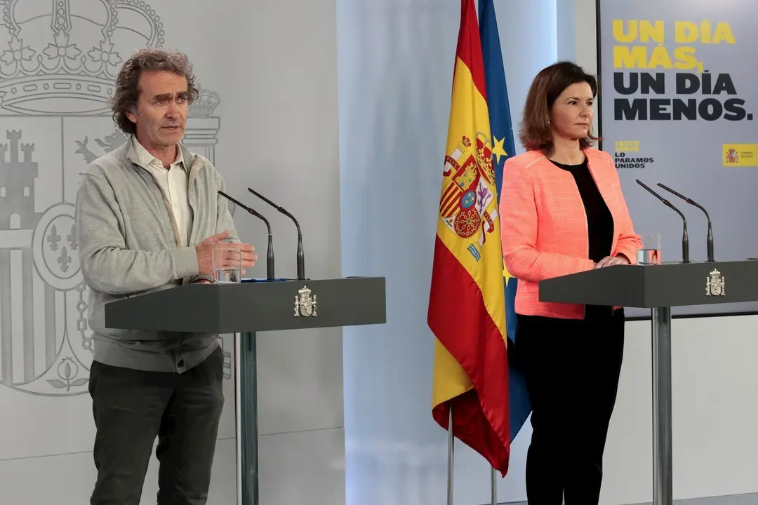 El director del Centro de Alertas y Emergencias Sanitarias, Fernando Sim&oacute;n, y  la secretaria general de Transportes, Mar&iacute;a Jos&eacute; Rallo, en rueda de prensa tras el Comit&eacute; T&eacute;cnico de Gesti&oacute;n del Coronavirus. En Madrid, (Espa&ntilde;a), a 30 de abril de 2020.