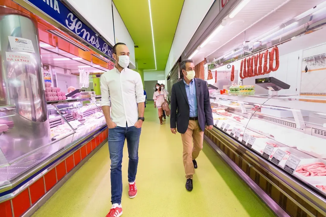 El consejero de Industria y el alcalde de Torrelavega visitan los comercios