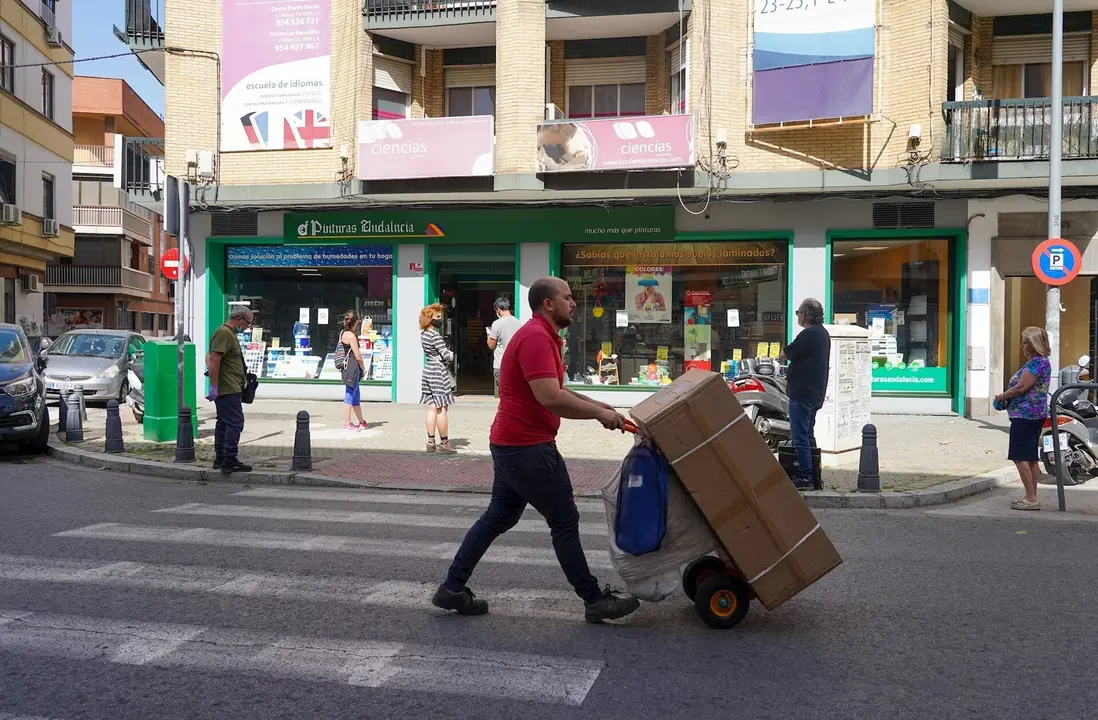 Ciudadanos guardando cola en una tienda de pinturas durante el tercer d&iacute;a de la desescalada del Gobierno y el inicio de la semana octava del estado de alarma decretada por la crisis del coronavirus, en Sevilla (Espa&ntilde;a), a 4 de mayo de 2020.