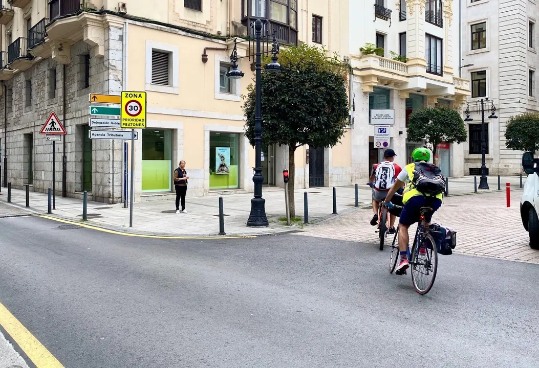 Bicis en una zona 30 de Santander