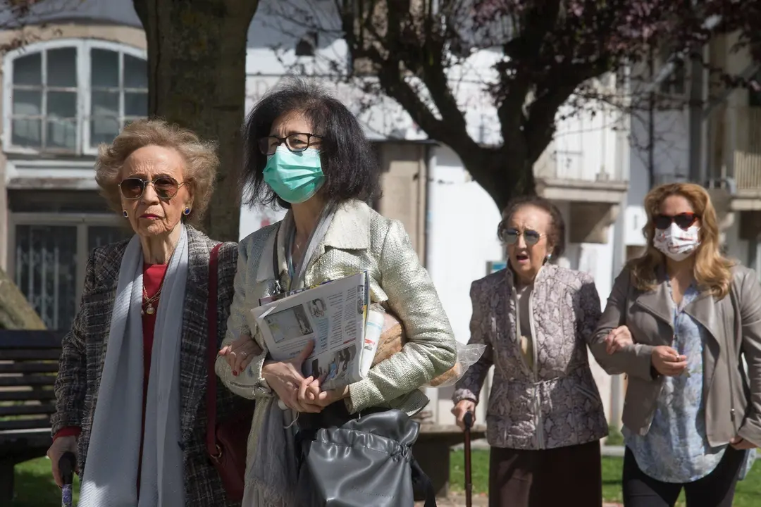 Varias mujeres pasean por la calle durante el D&iacute;a de la Madre y el segundo d&iacute;a de desconfinamiento de los adultos, en Lugo/Galicia (Espa&ntilde;a) a 3 de mayo de 2020.