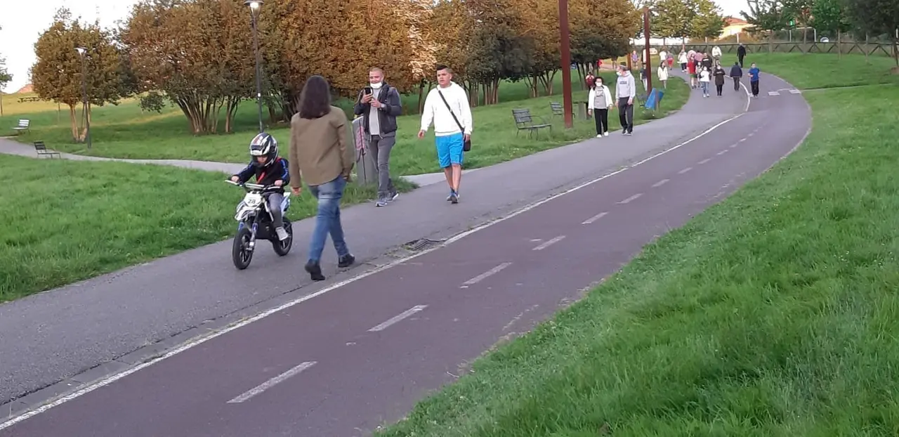 Un ni&ntilde;o pasea en su moto de juguete por el parque de los Pericones