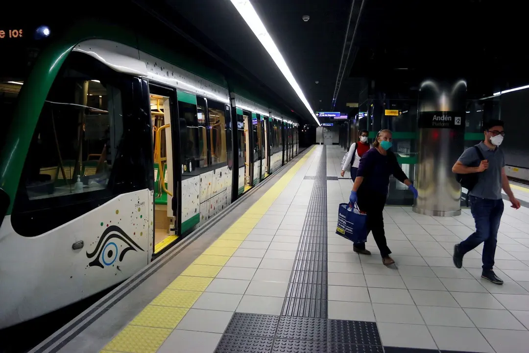 Viajeros con mascarillas en el metro de M&aacute;laga 
