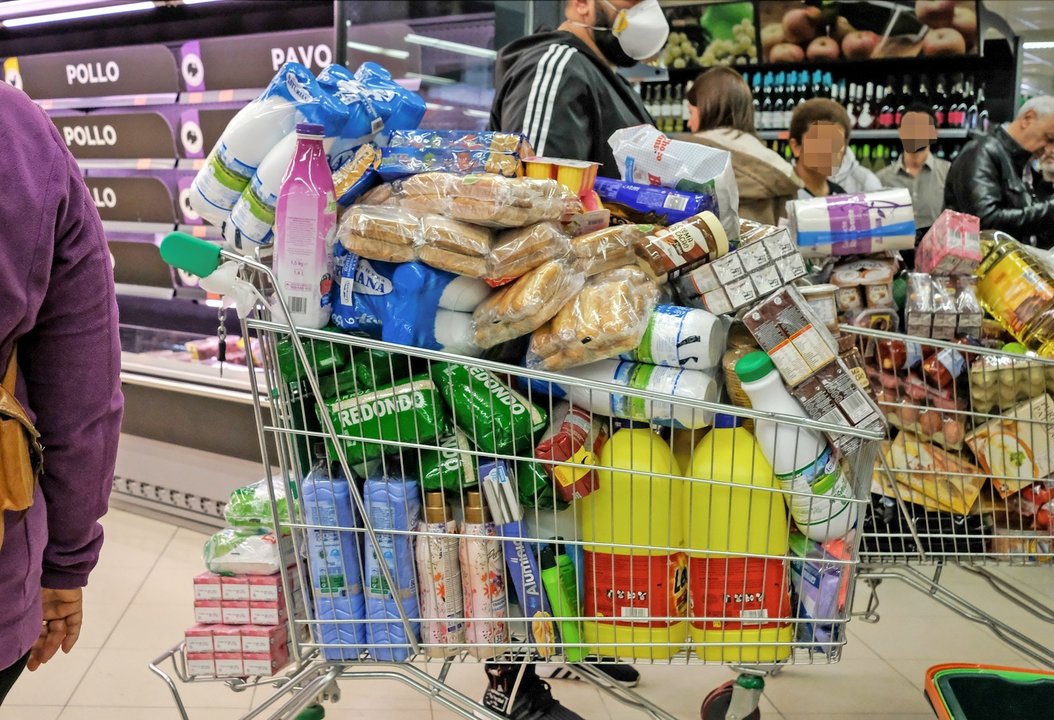 Un cliente realiza la compra en un supermercado durante la pandemia. Archivo