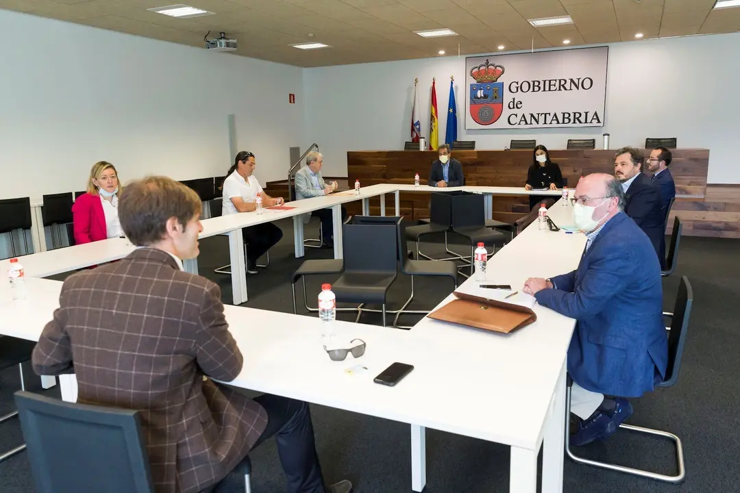 El consejero de Innovaci&oacute;n, Francisco Mart&iacute;n, con la Comisi&oacute;n de Comercio de la CEOE