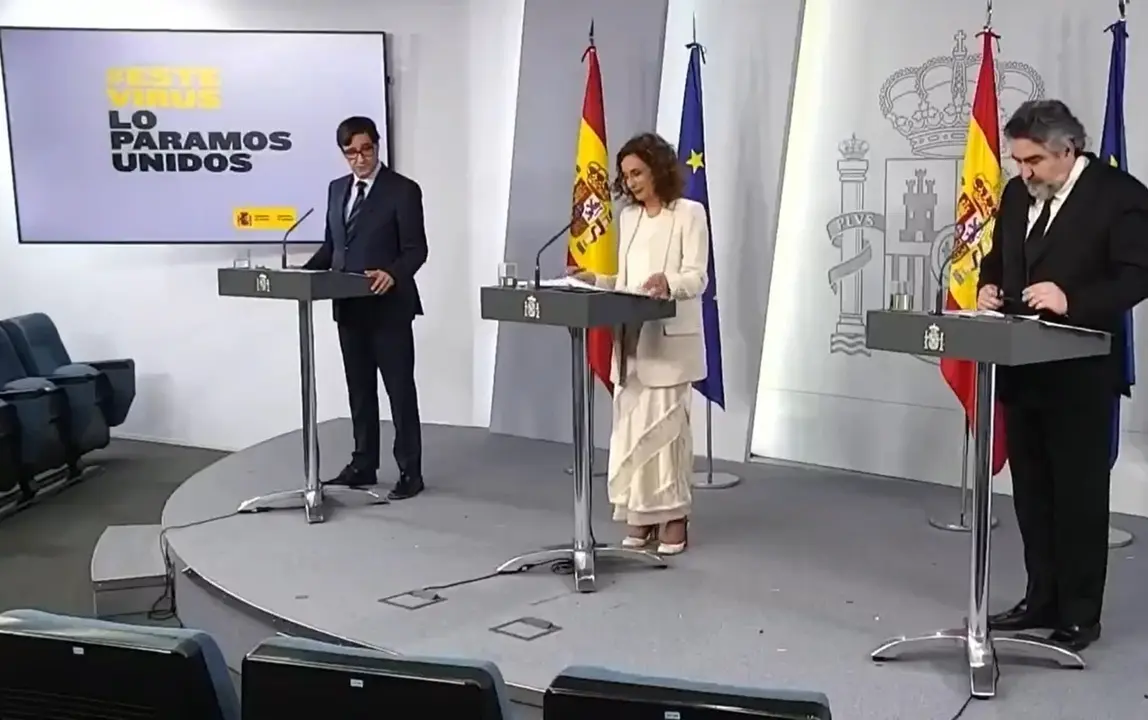 La portavoz del Gobierno y ministra de Hacienda, Mar&iacute;a Jes&uacute;s Montero, el ministro de Sanidad, Salvador Illa, y el ministro de Cultura y Deporte, Jos&eacute; Manuel Rodriguez Uribes, en la rueda de prensa telem&aacute;tica tras el consejo de ministros